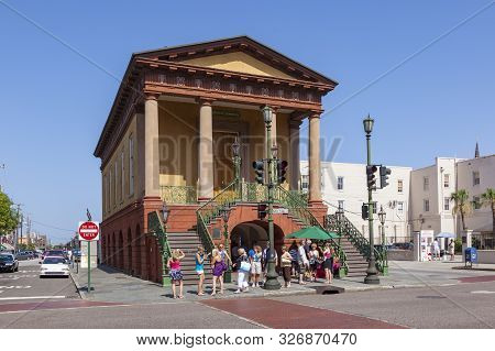 Charleston, Usa - July 21, 2010: People In Front Of  Daughters Of The Confederacy Building, Meeting 