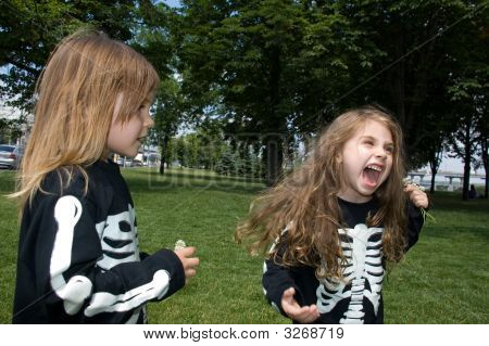 zwei kleine Skelette