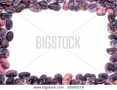 Fagioli di colore isolati su sfondo bianco