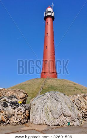 Faro IJmuiden (Paesi Bassi). Nelle reti da pesca in primo piano.