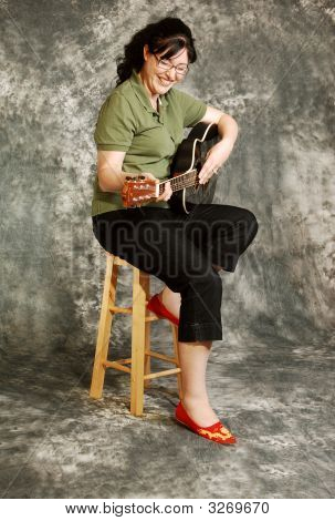 Kvinna med gitarr.
