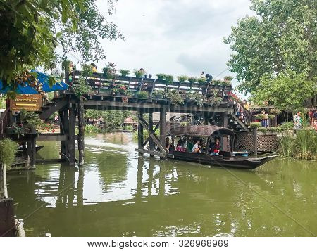 Phranakhon Si Ayutthaya, Thailand - June 30 2019: A Lot Of People Walking On The Wooden Bridge And S