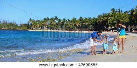 Giovane bella famiglia con due bambini in vacanza tropicale
