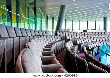 นั่งประชุม