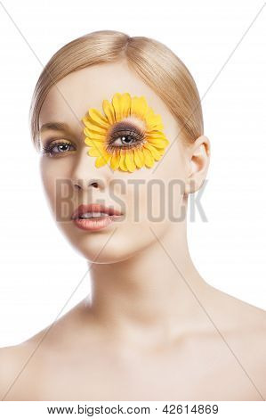 Floral Makeup, hun ser ned, hun ser i på linsen