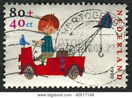 Países Bajos - CIRCA 1999: Un sello impreso en Holanda muestra imagen del Du Pluk van de Petteflet