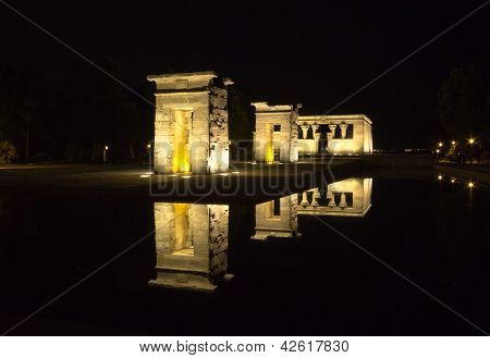 Debod ของวัดในเวลากลางคืน