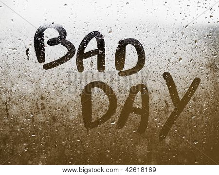 Texte « bad Day » écrit en cristal A