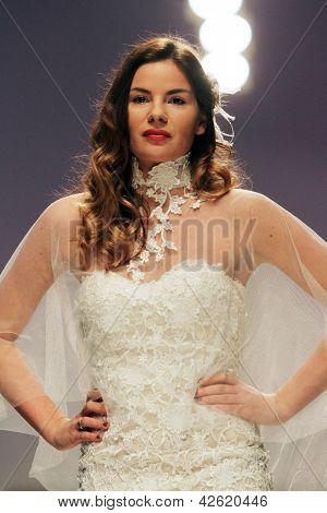 Záhřeb, Chorvatsko - 16. února: Fashion model nosí svatební šaty vyrobené od Vesna Sposa na 