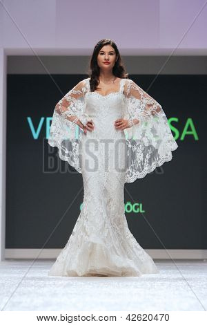 Záhřeb, Chorvatsko - 16. února: Fashion model nosí svatební šaty vyrobené od Vesna Sposa na 