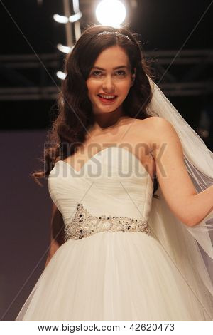 Záhřeb, Chorvatsko - 16. února: Fashion model nosí svatební šaty vyrobené od Vesna Sposa na 