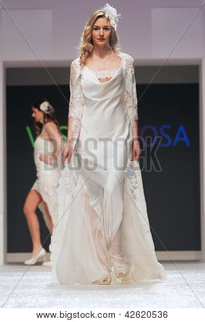 Záhřeb, Chorvatsko - 16. února: Fashion model nosí svatební šaty vyrobené od Vesna Sposa na 