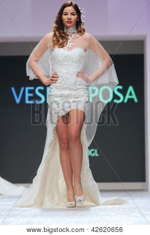Záhřeb, Chorvatsko - 16. února: Fashion model nosí svatební šaty vyrobené od Vesna Sposa na 
