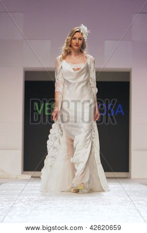 Záhřeb, Chorvatsko - 16. února: Fashion model nosí svatební šaty vyrobené od Vesna Sposa na 
