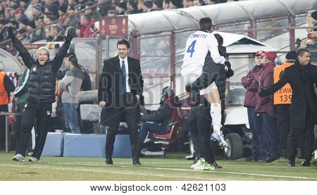 CLUJ-NAPOCA, Rumænien-21 februar: Zanetti fejrer efter at have scoret et mål i UEFA Europa League m