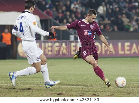 CLUJ-NAPOCA, Rumænien-21 februar: Javier Zanetti og Laszlo Sepsi i UEFA Europa League-kamp, fr