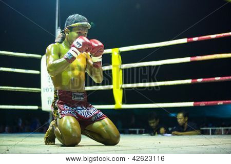 CHANG, Tailandia - 22 de febrero: Luchador de Muay Thai no identificado en el ring durante el combate, de 22 de febrero de 2013 en Chang,