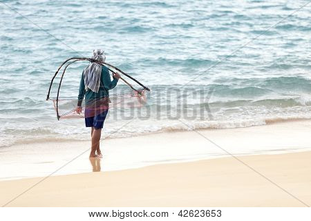 Homem com Net na costa de areia, Tailândia