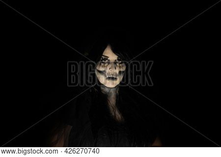 Cadaver Bride, Portrait Of A Supernatural Entity Cadaver Bride, Artistic Makeup, Black Background, L