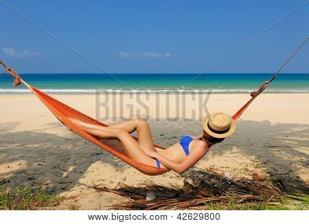 Nainen riippumatto tropical beach at Tioman island, Malesia