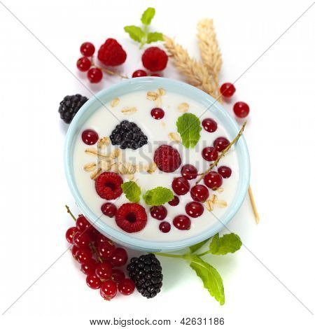 sana colazione: tazza di cereali con yogurt o latte, bacche fresche e menta over white