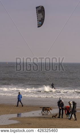 Sunderland, Uk - 17th February 2019: Kite Surfer On Seaburn Beach Near The Shore.