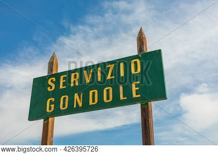 Stop Sign For Gondolas And Entering Point - Servicio Gondole - Gondola Service