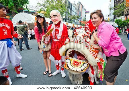 คนที่ไม่สามารถระบุได้ร่วมฉลองกับสิงโตจีน
