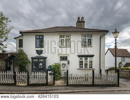 Godstone, Surrey, Uk August 2020 - A White Cottage In The Village Of Godstone, Surrey, Uk