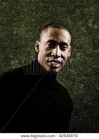 PARIS, França - 8 de fevereiro de 2011: Retrato do cantor americano Raphael Saadiq no ó, Paris, França