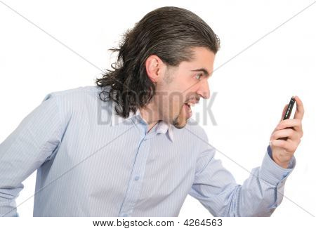 Jovens bonitos gritos masculinos em raiva em seu telefone celular isolaram branco