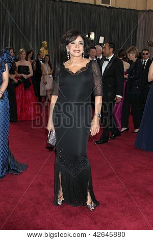 LOS ANGELES - 24 de fevereiro: Shirley Bassey chega a 85 Oscar apresentando o Oscar no th