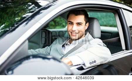 Portret mężczyzny jazdy samochodem