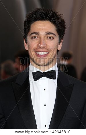 LOS ANGELES - 24 FEB: Yan Inghilterra arriva all'85 ° Academy Awards presentando l'Oscar alla D