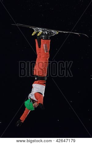 BUKOVEL, Ukrajina - 23. února: Čao Wu, Čína provádí letecké lyžování během mistrovství světa Freestyle Ski