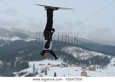BUKOVEL วันที่ 23 กุมภาพันธ์ - ยูเครน: Oleksandr Abramenko ยูเครนทำสกีช่วงฟรีสไตล์ทางอากาศ