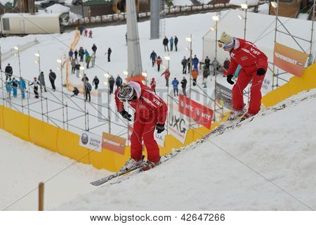 BUKOVEL, UKRAINE - 23. Februar: Instruktoren bereiten den Hang Antenne Ski Freestyle Ski