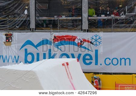 BUKOVEL, Ukrajina - 23. února: Mischa Gasser, Švýcarsko provádí letecké lyžování během Freestyle S