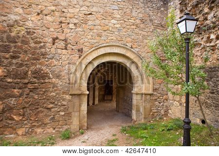 Canete Cuenca puerta de San Bartolome i sten murværk fort Spanien Castilla La Mancha