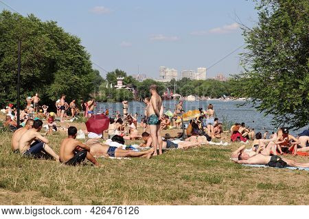 Moscow, Russia - July 2021: Crowd Of People Tanning On A Beach Of Moscow River In Strogino. Hot Weat