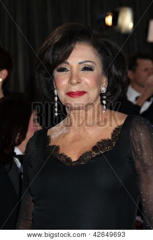LOS ANGELES - 24 de fevereiro: Shirley Bassey chega a 85 Oscar apresentando o Oscar no th