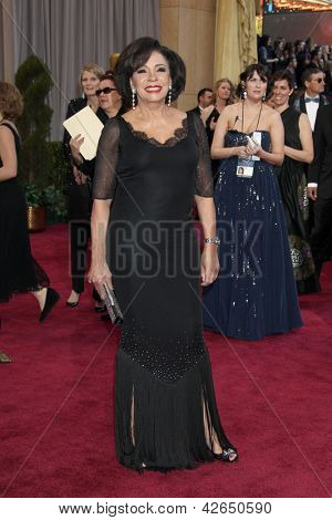 LOS ANGELES - 24 de fevereiro: Shirley Bassey chega a 85 Oscar apresentando o Oscar no th