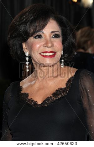 LOS ANGELES - 24 de fevereiro: Shirley Bassey chega a 85 Oscar apresentando o Oscar no th