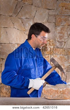 돌 벽 건설에 근무 하는 망치와 벽돌 메이슨 stonecutter 남자