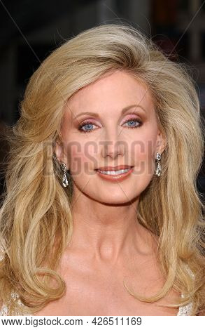 LOS ANGELES - JUN 12: Morgan Fairchild arrives to  AFI Lifetime Achievement Award honoring Robert DeNiro on June 12, 2003 in Hollywood, CA