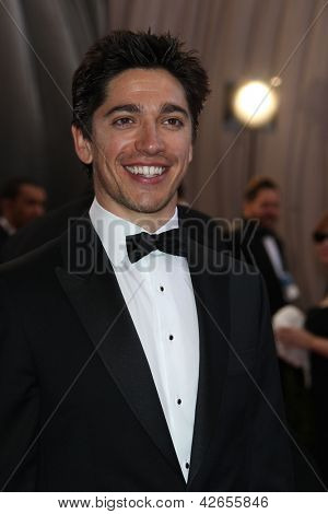 LOS ANGELES - 24 FEB: Yan Inghilterra arriva all'85 ° Academy Awards presentando l'Oscar alla D