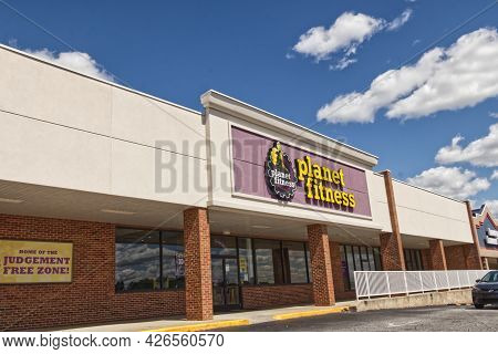 Augusta, Ga Usa - 04 25 21: Side Angle View Planet Fitness Gym Entrance - Bobby Jones Expressway