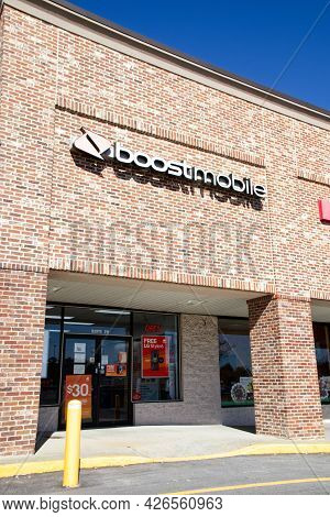 Augusta, Ga Usa - 03 04 21: Boost Mobile Retail Store Entrance Exterior Building Sign - Hwy 25