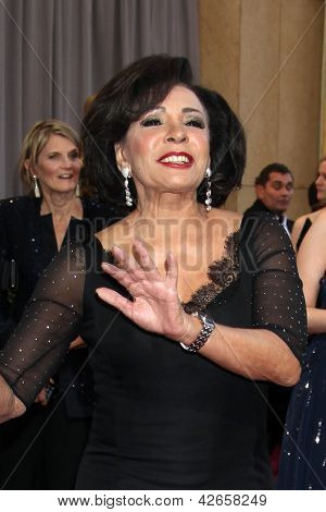 LOS ANGELES - 24 de fevereiro: Shirley Bassey chega a 85 Oscar apresentando o Oscar no th