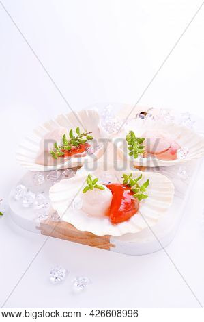 Preparing Healthy Gourmet Food, Seared Scallops With Caviar On On A Beautiful Dish In Shellfish Shel
